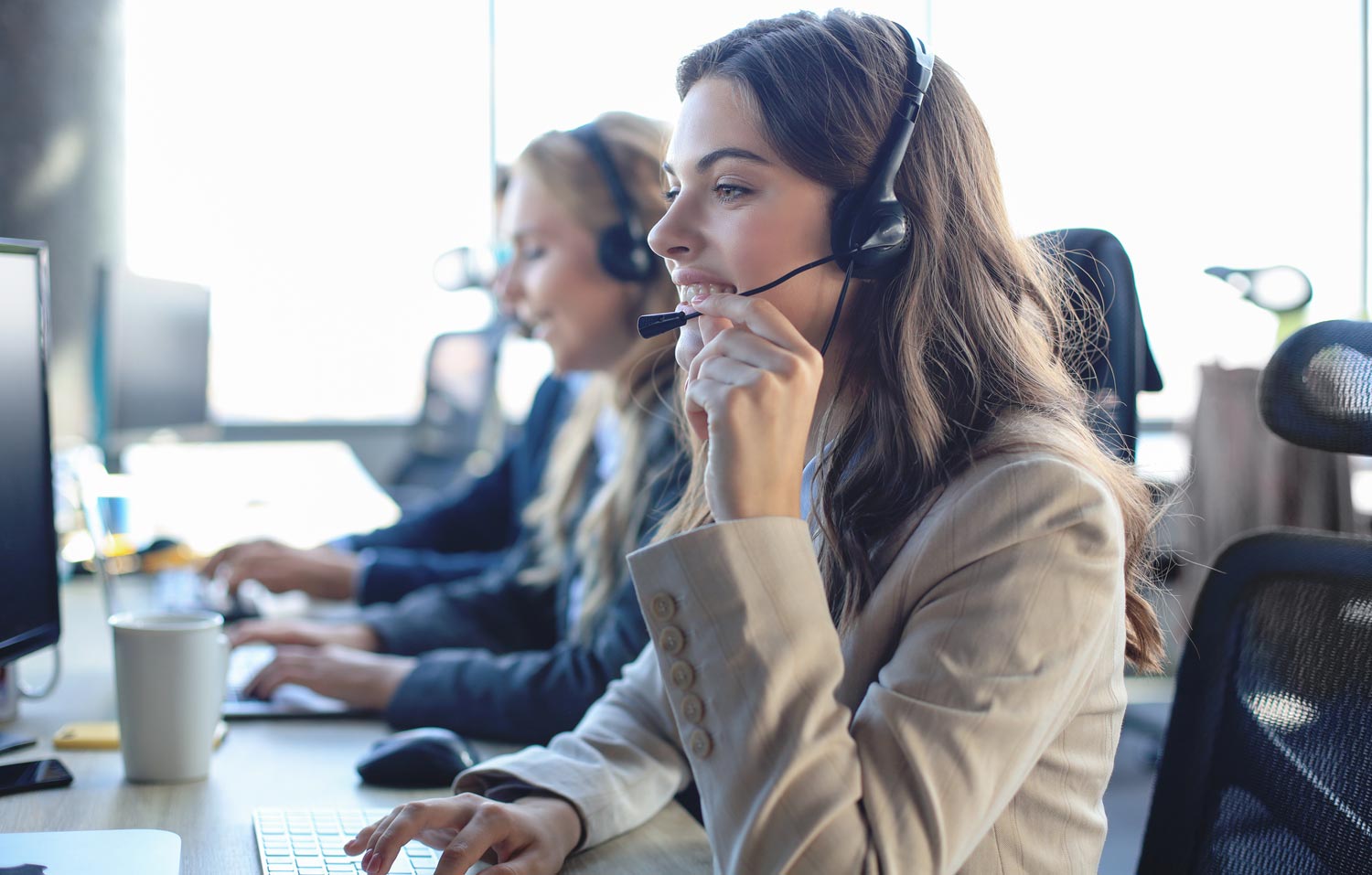 Frau in Callcenter