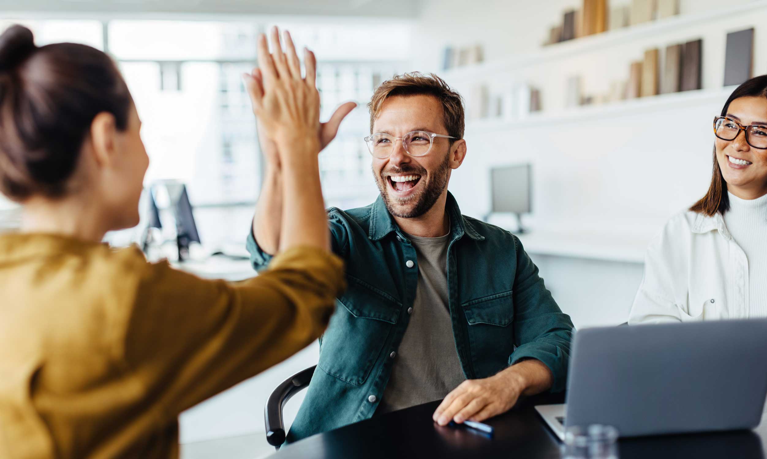 Mitarbeiter geben sich High-Five